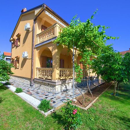 Apartment Bazina - Airconditioning, Parking, 500M From The Beach Krk Town Eksteriør billede