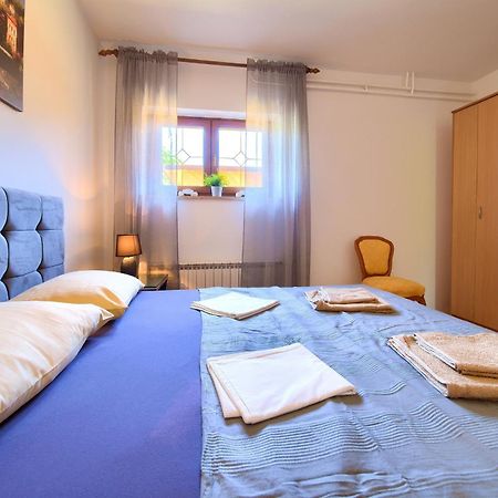 Apartment Bazina - Airconditioning, Parking, 500M From The Beach Krk Town Eksteriør billede