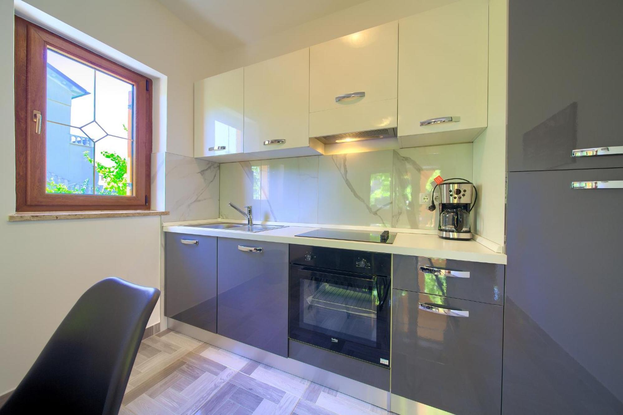 Apartment Bazina - Airconditioning, Parking, 500M From The Beach Krk Town Eksteriør billede