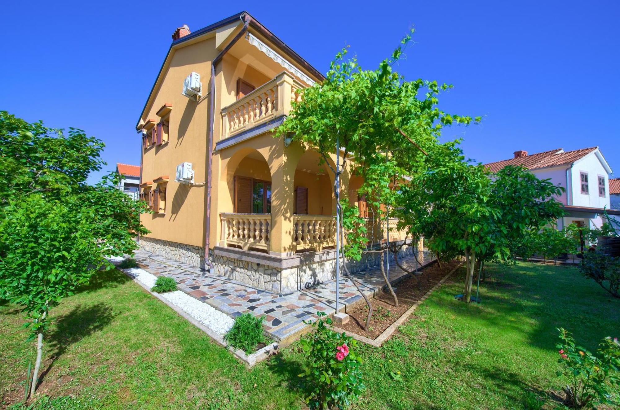 Apartment Bazina - Airconditioning, Parking, 500M From The Beach Krk Town Eksteriør billede