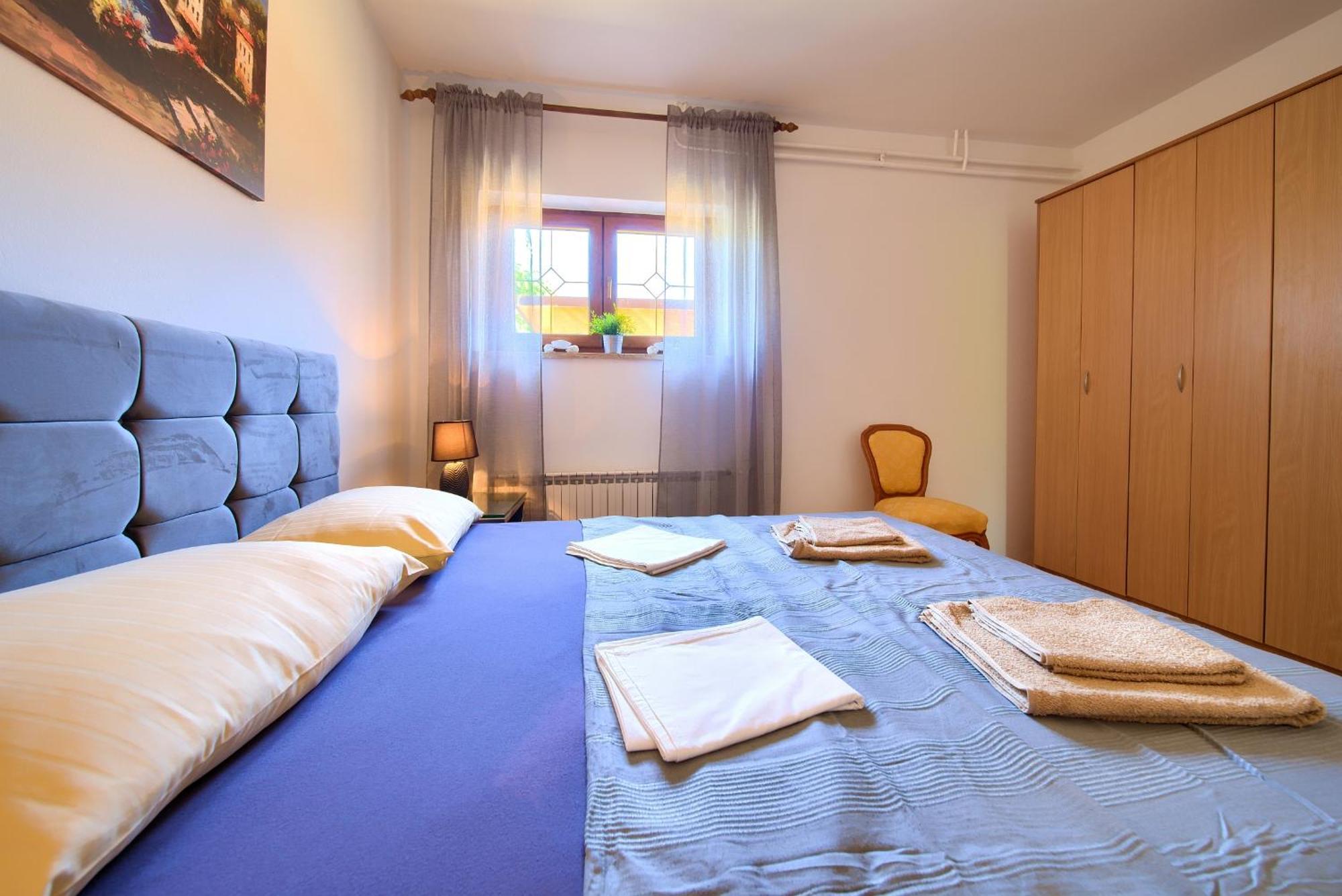 Apartment Bazina - Airconditioning, Parking, 500M From The Beach Krk Town Eksteriør billede