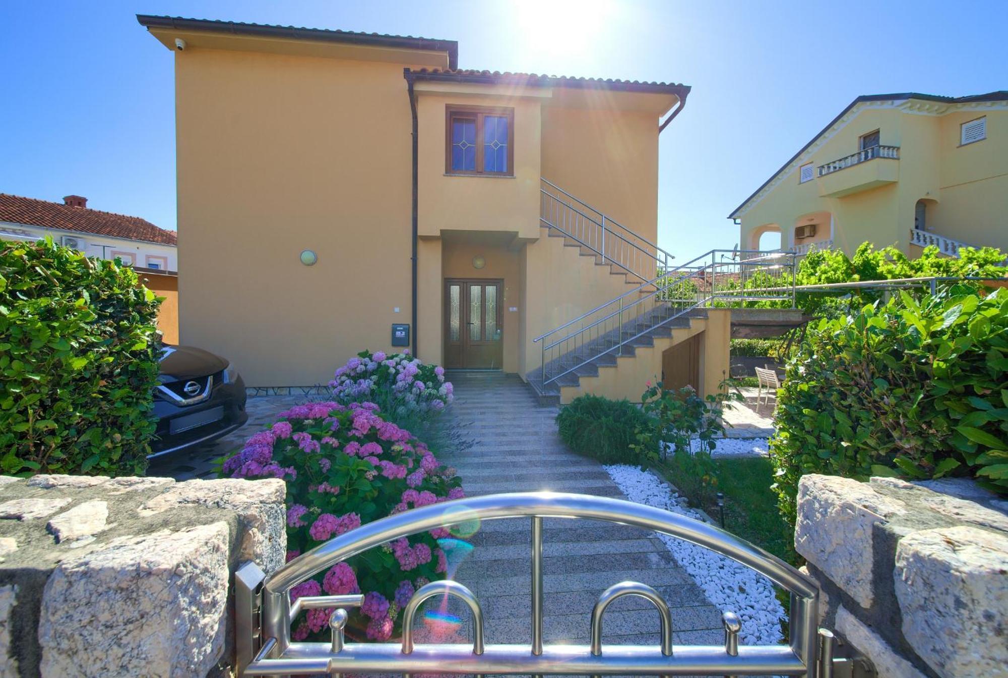 Apartment Bazina - Airconditioning, Parking, 500M From The Beach Krk Town Eksteriør billede