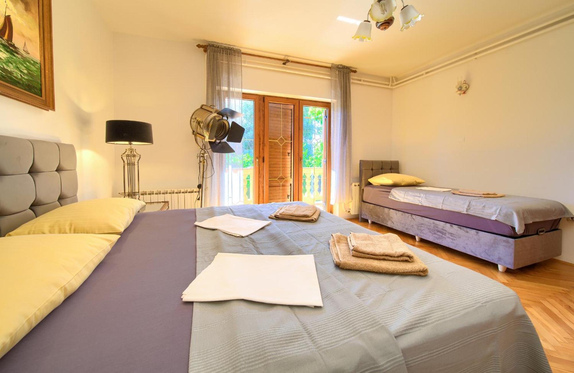 Apartment Bazina - Airconditioning, Parking, 500M From The Beach Krk Town Eksteriør billede