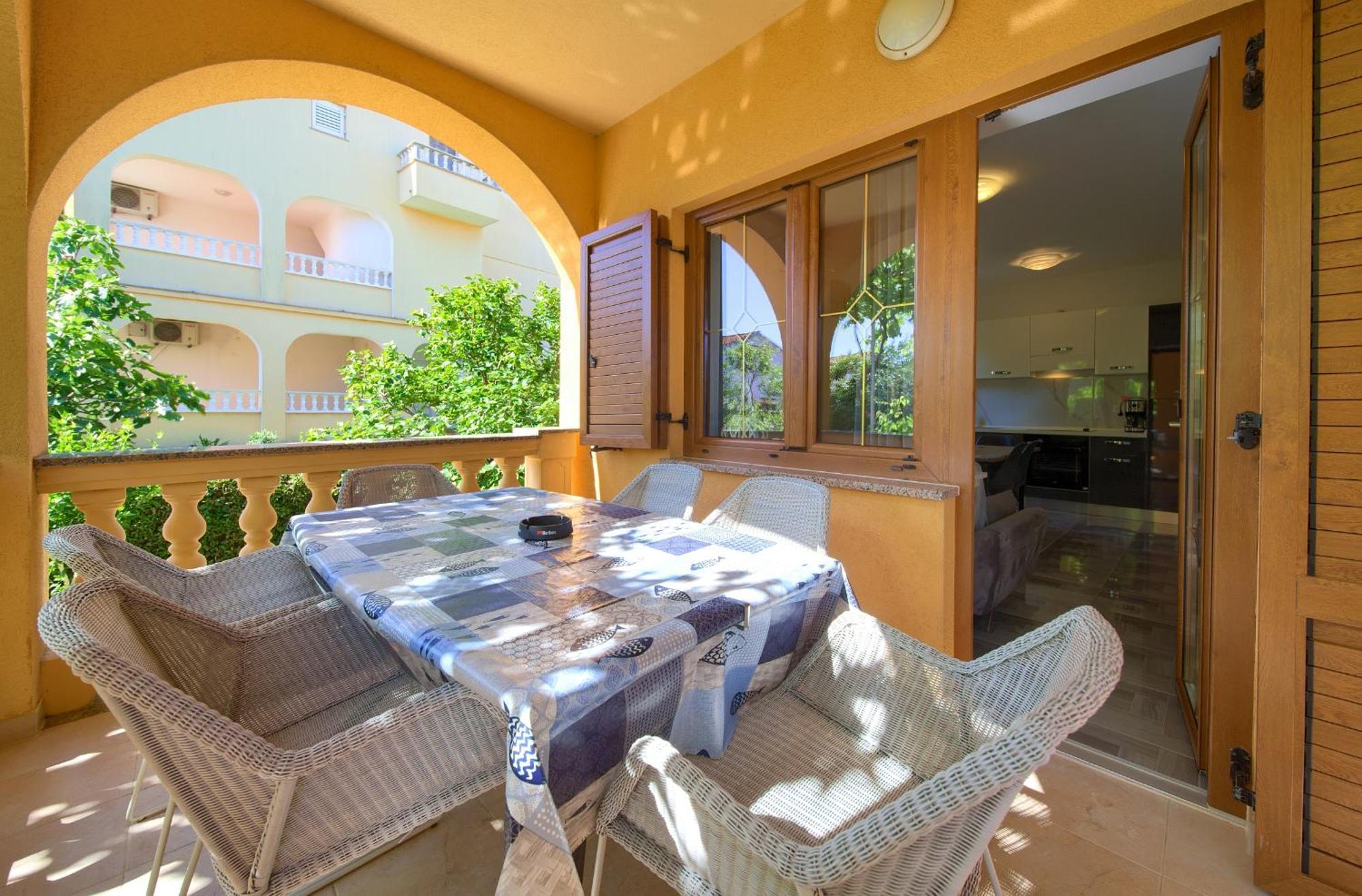 Apartment Bazina - Airconditioning, Parking, 500M From The Beach Krk Town Eksteriør billede