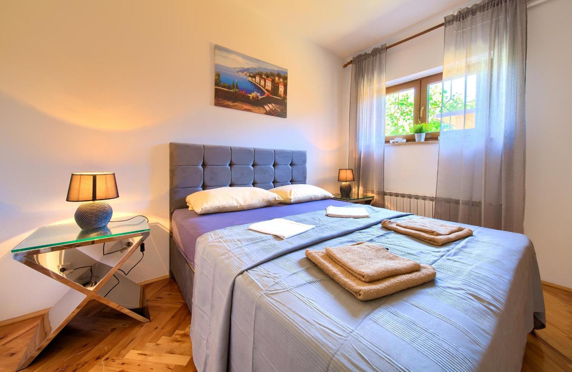 Apartment Bazina - Airconditioning, Parking, 500M From The Beach Krk Town Eksteriør billede